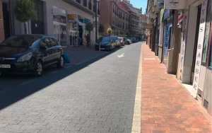 Pavimento decorativo en vía peatonal y vehicular