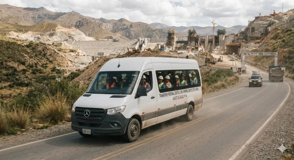 Transporte de personal en obra vial en bus con trabajadores sentados y cinturón