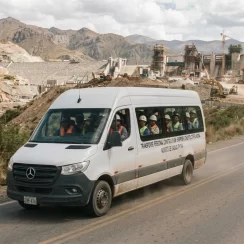 Transporte de personal en obra: normativa, límites y seguridad en camioneta, volqueta y buses