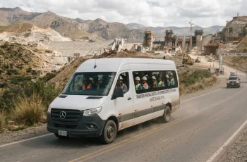 Transporte de personal en obra: normativa, límites y seguridad en camioneta, volqueta y buses
