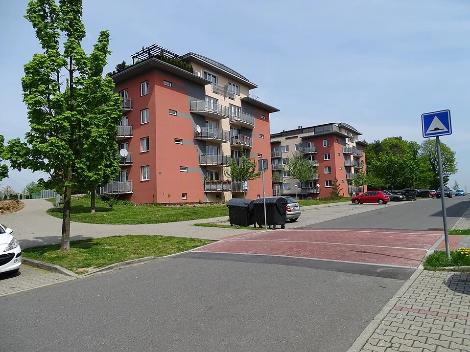 Paso peatonal sobreelevado como reductor de velocidad en vía urbana